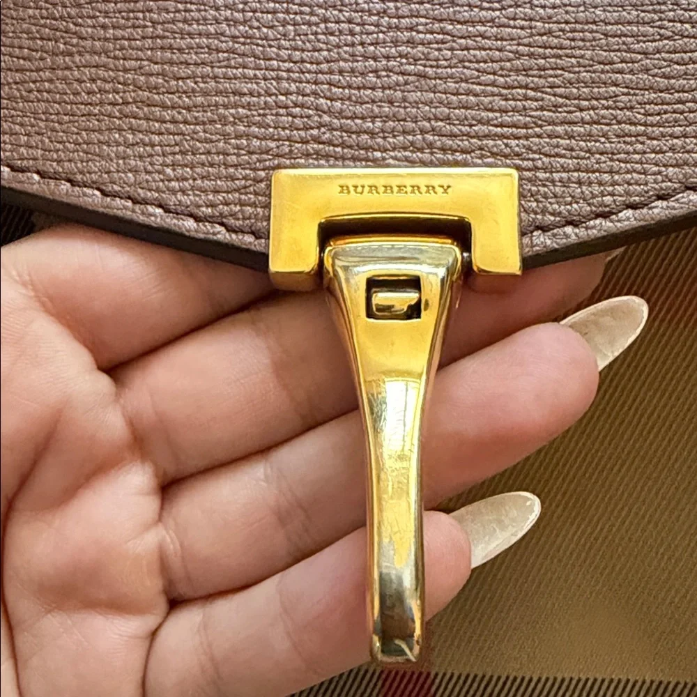 Burberry Maroon and Tan Leather Interior - Picture 4 of 13